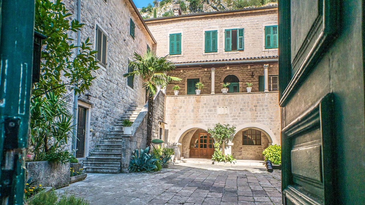 Blick auf einen Innenhof in einer Stadt in Montenegro
