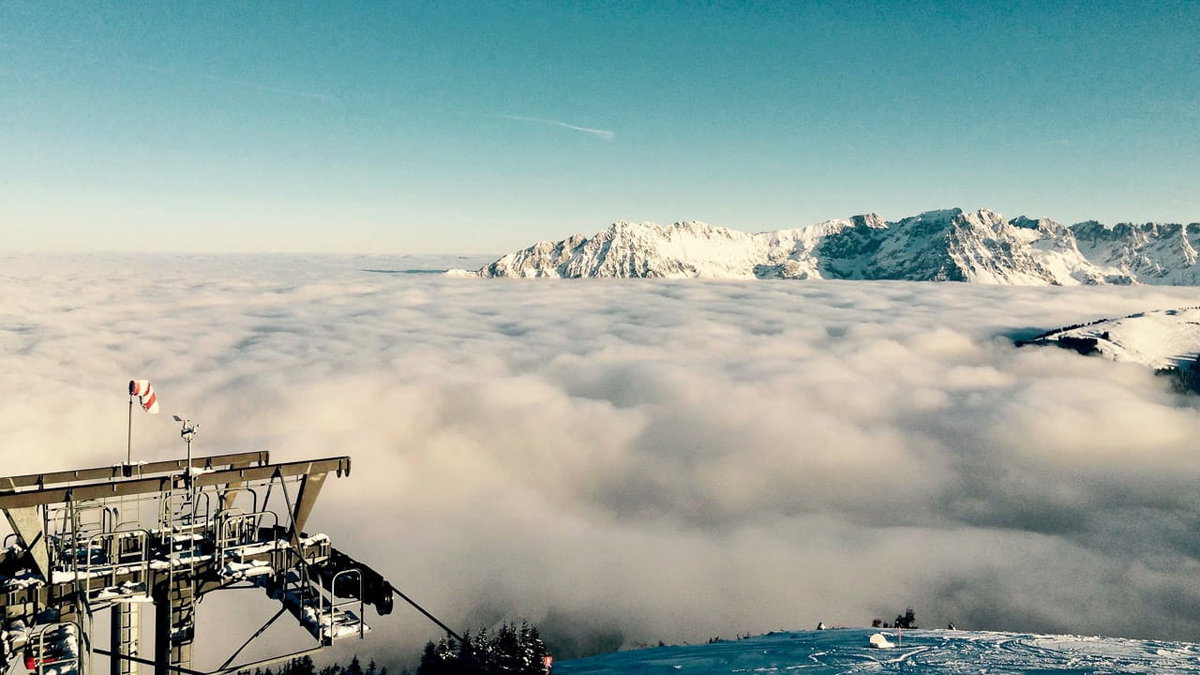 Ein Skilift ueber den Wolken in Oesterreich