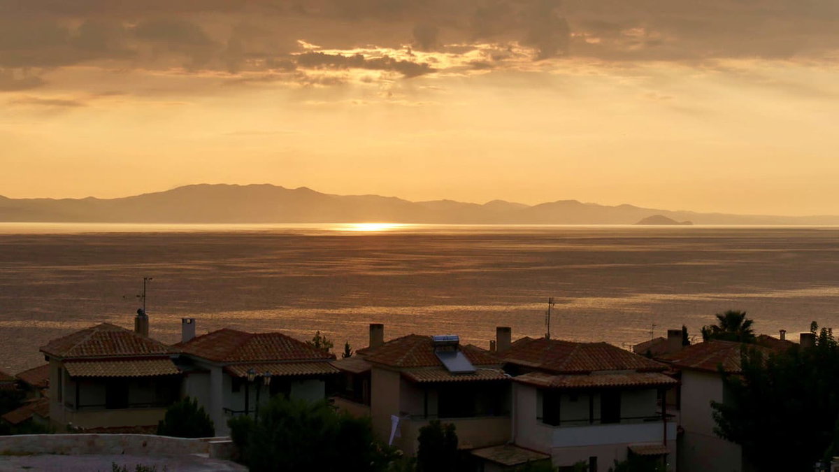 Ein Sonnenuntergang ueber dem Meer in Griechenland