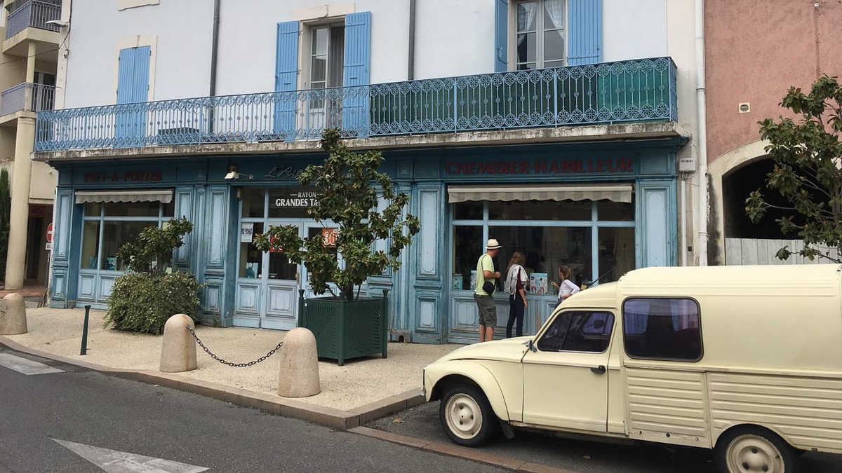 Fahrt mit dem Wohnmobil durch eine Stadt im Camping Reiseziel Frankreich