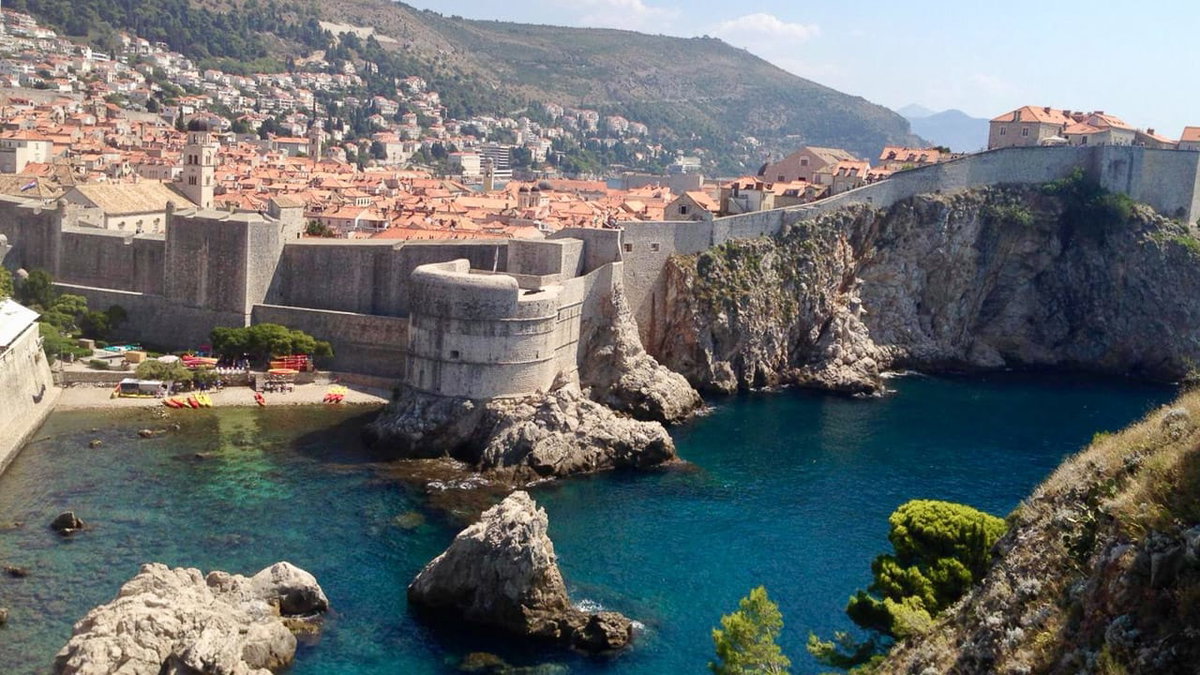 Blick auf alte Bauten in Kroatien einem tollen Camping Reiseziel