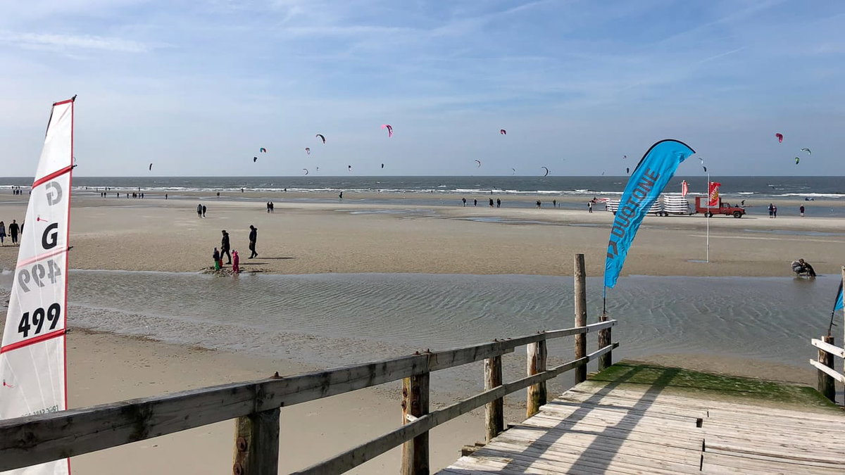 Ein Strand mit vielen Kitesurfern im Camping Reiseziel Deutschland