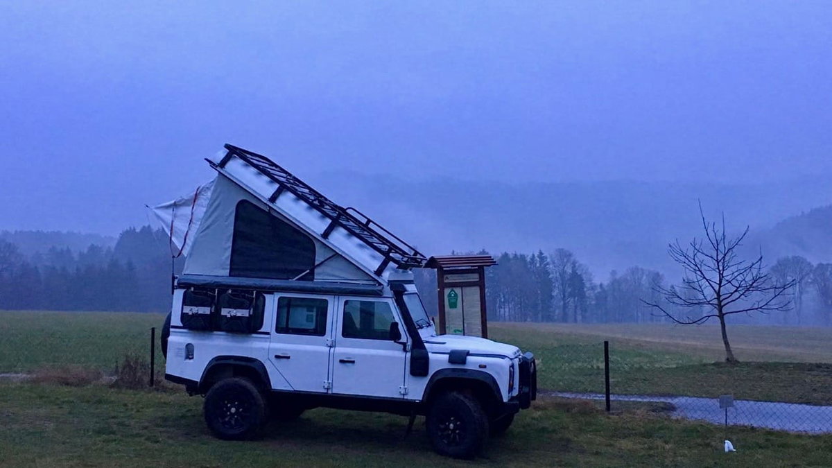 Abendliche Szene ein Camper beim Wildcamping in Europa