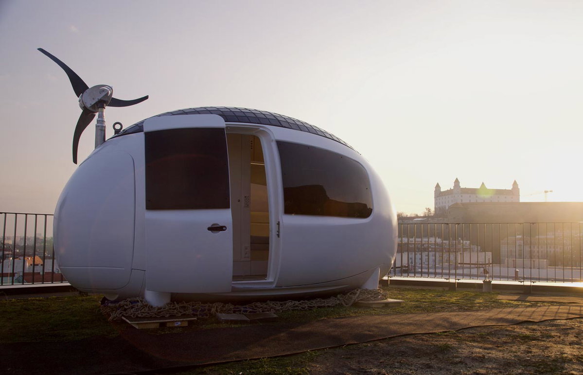 Die Ecocapsule vor dem Bratsislava Castle