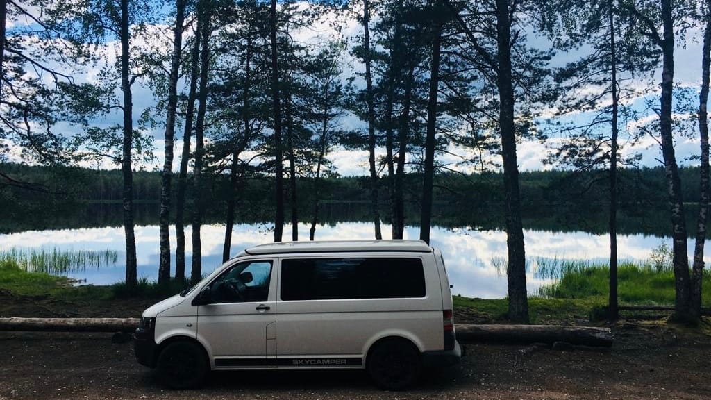 Ein VW Bus beim Wildcamping in Europa in einem baltischen Land
