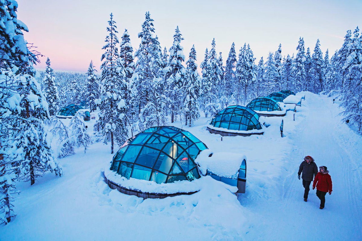 Glas-Iglus im Schnee in Kakslauttanen