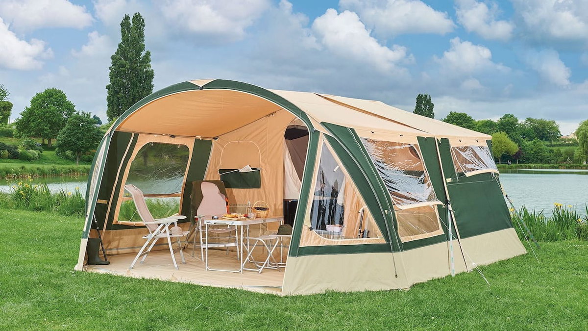 der aufgebaute Navajo Faltcaravan Foto