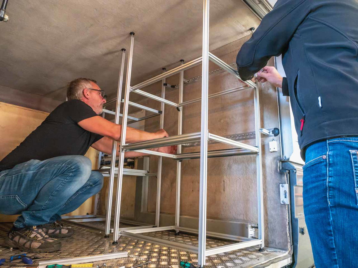 Das Ordnungssystem wird montiert