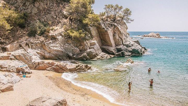 Eine schoene Bucht nahe dem FKK Camping cala Llevadó