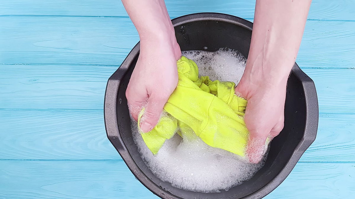 Waesche waschen mit der Hand statt eine Camping Waschmaschine