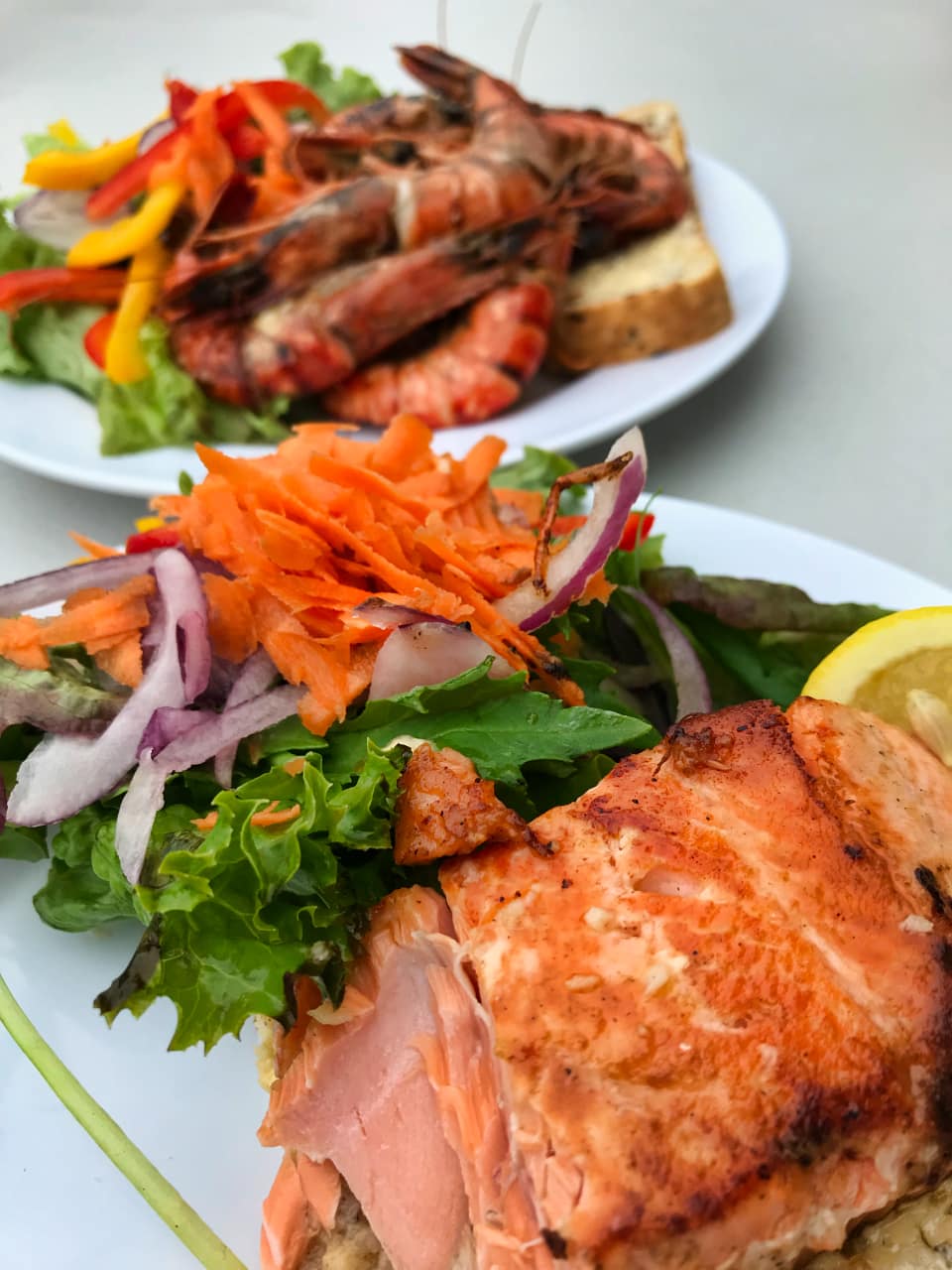Gegrillter Lachs und Scampi