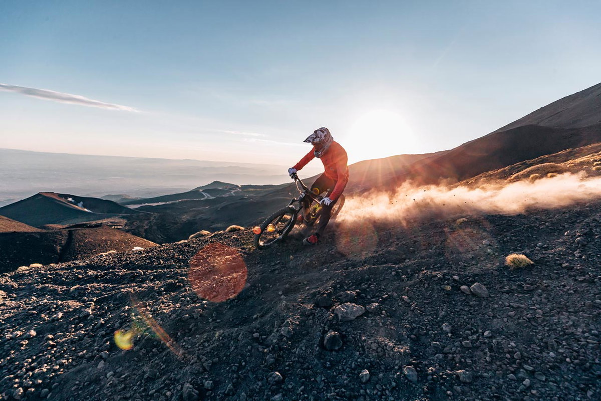 Mountainbiking im Gelände mit dem Adventure Van