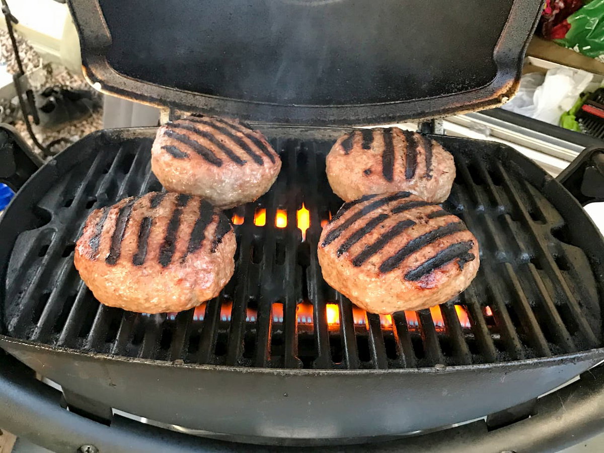 Juicy Lucy Burger auf dem Gasgrill