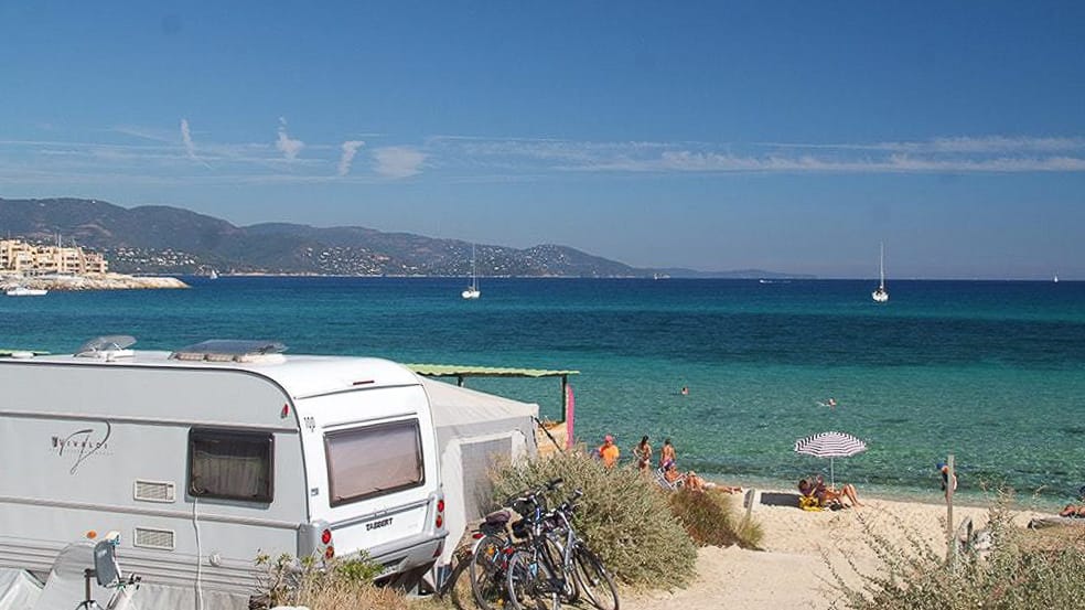 Camper auf dem Camp du Domaine in Frankreich