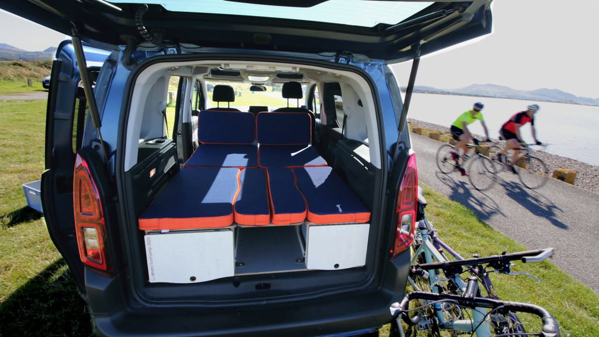 Ausgeklappte Campingbox Amdro