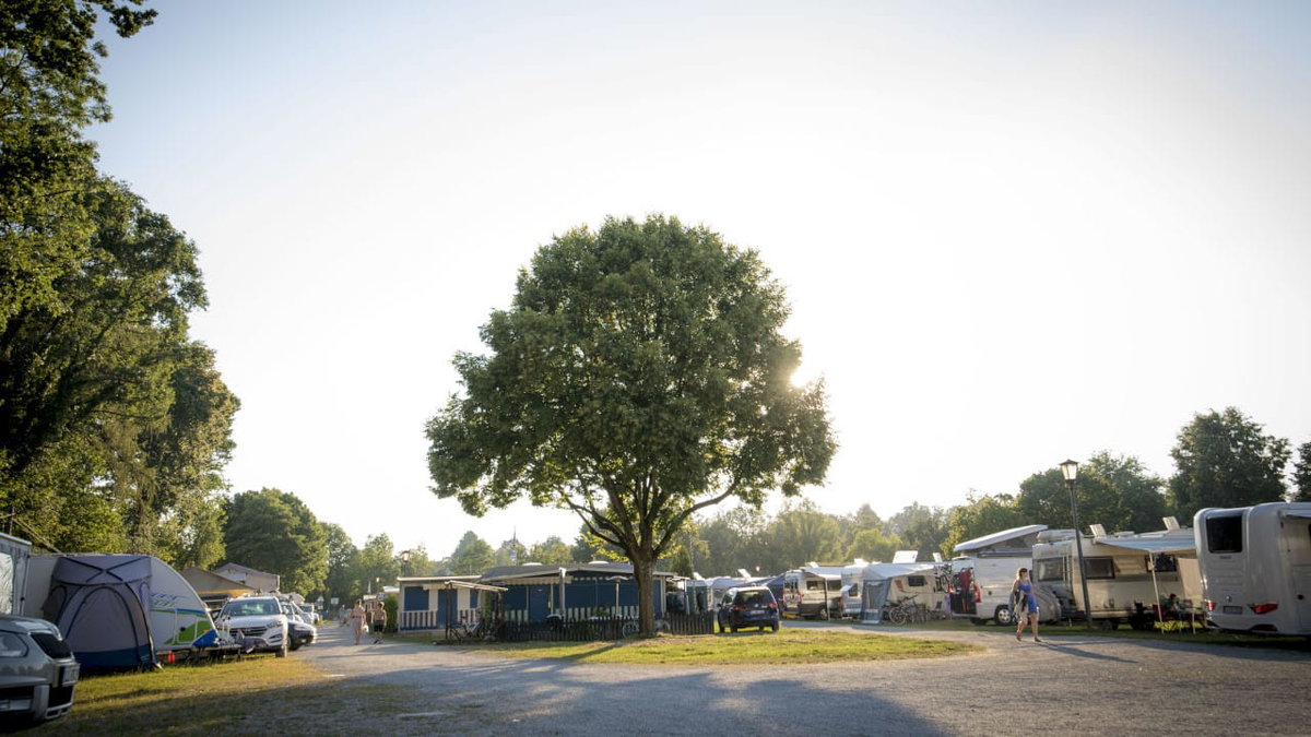 Camper auf dem Campingplatz Utting einem Campingplatz am See in Deutschland