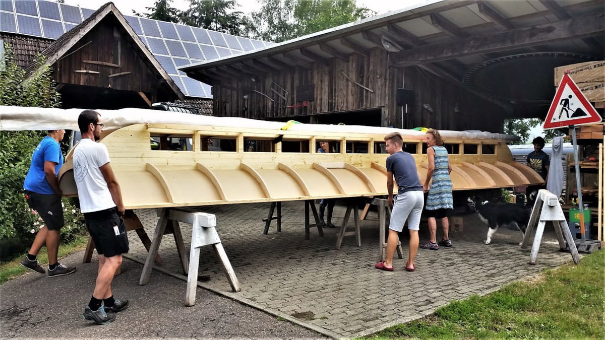 Dach aufsetzen beim Bauwagen
