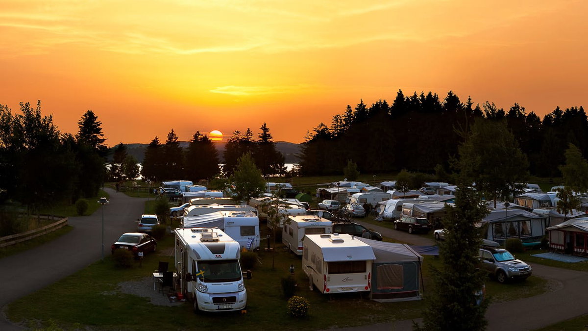 Sonnenuntergang auf dem Brunnen Campingplatz