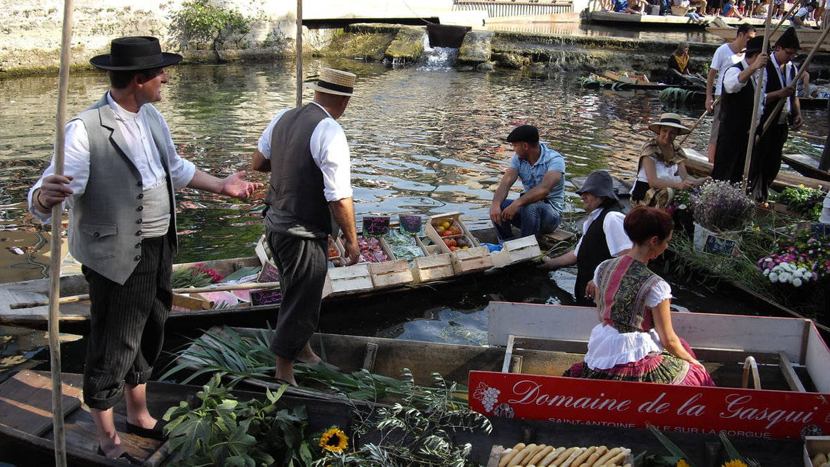 Markt auf dem Wasser in L‘Isle sur Sorgoue Frankreich