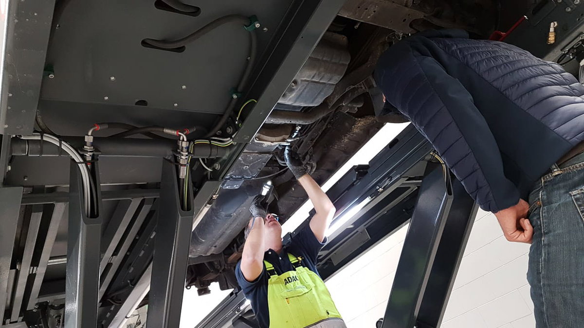 Untersuchung beim Gebrauchtwagencheck vom L300