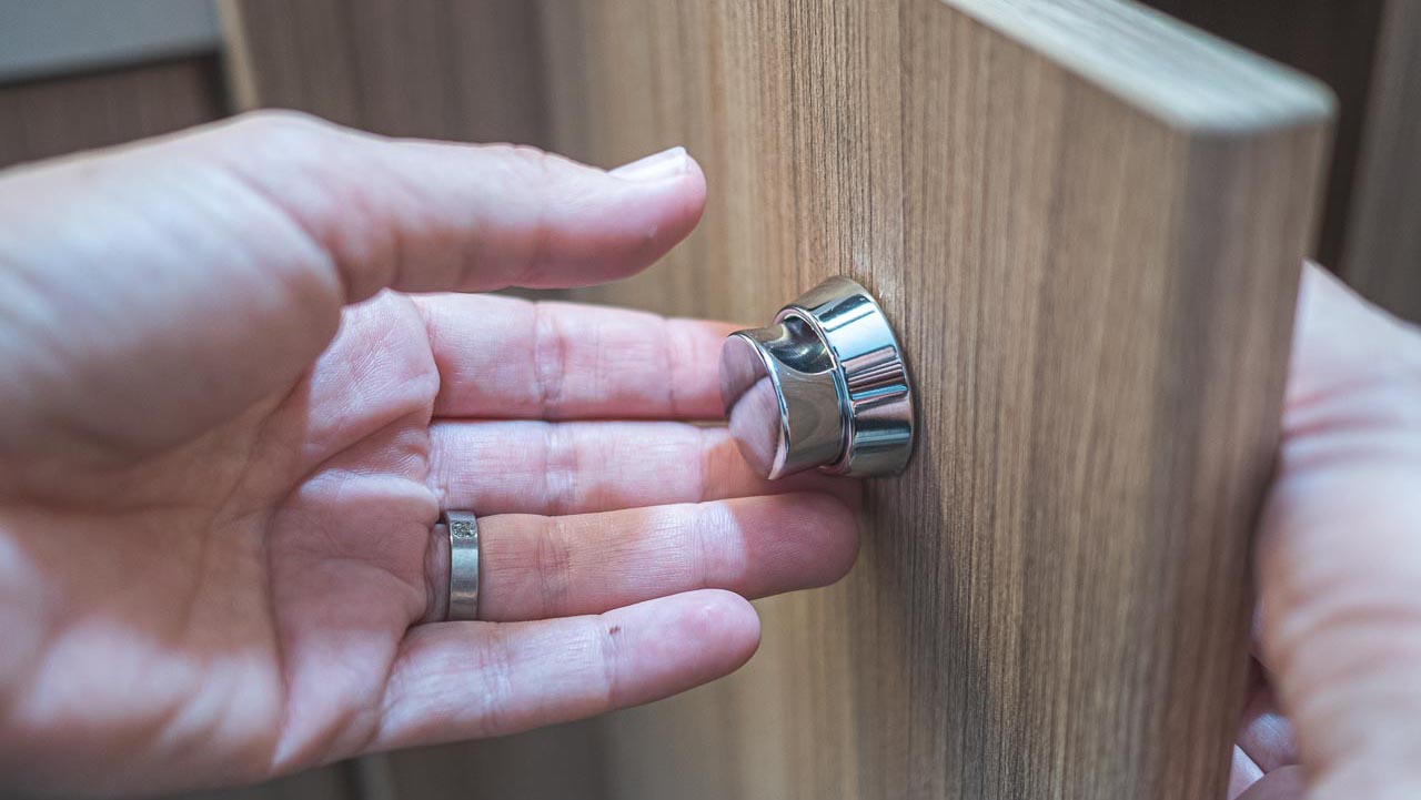 Tutorial: Defektes Push-Lock auswechseln - Möbelschlösser einbauen in wenigen Schritten
