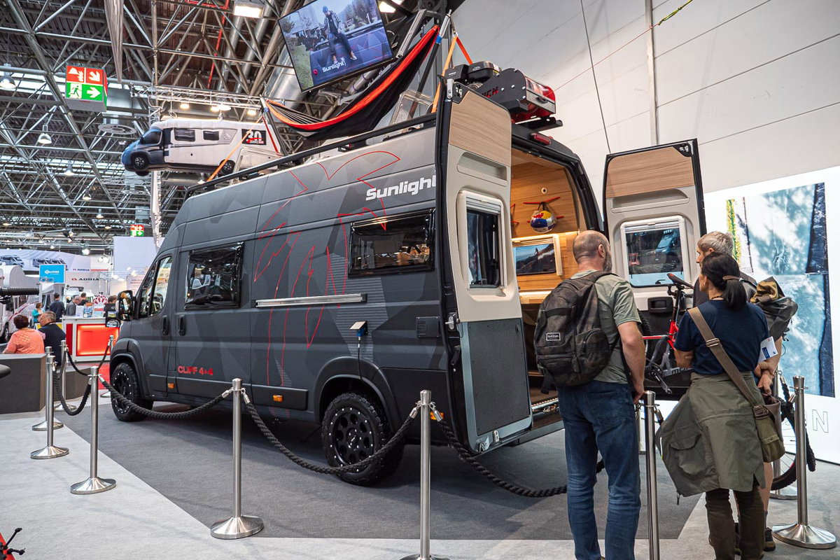 Blick von hinten seitlich auf den Sunlight Cliff 4x4 Adventure Van auf dem Caravan Salon 2019