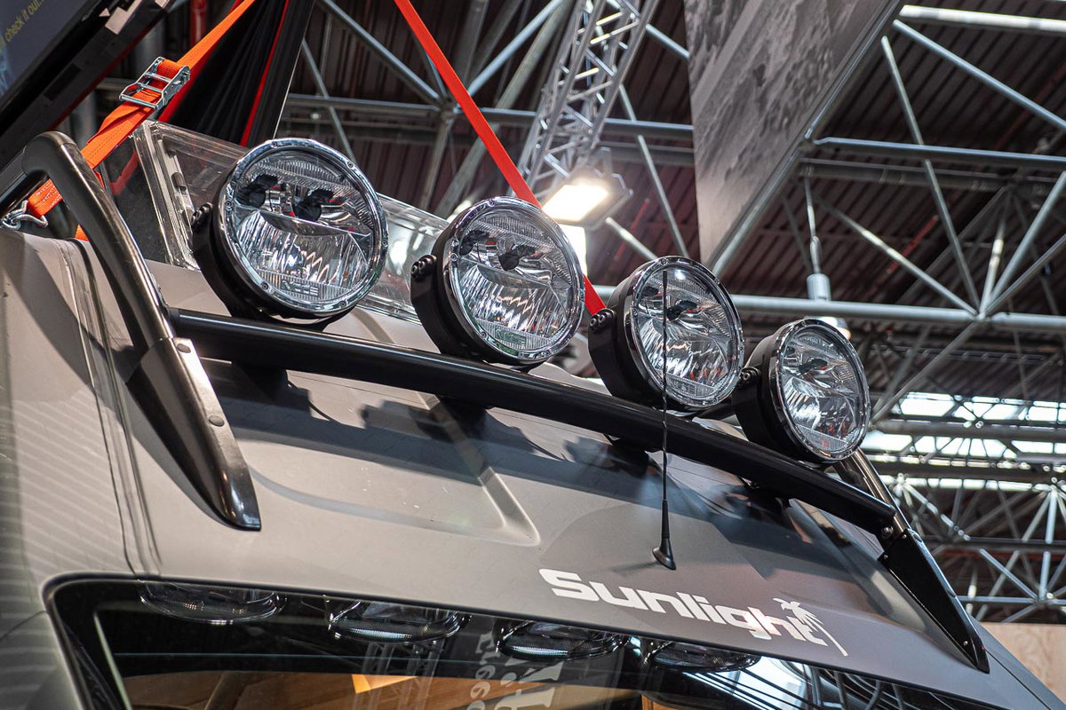 Die vier großen Dachstrahler des Sunlight Cliff 4x4 Adventure Van auf dem Caravan Salon 2019