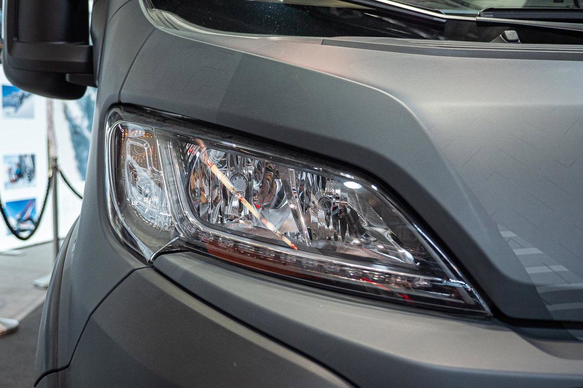 Blick auf den Frontscheinwerfer des Sunlight Cliff 4x4 Adventure Van auf dem Caravan Salon 2019