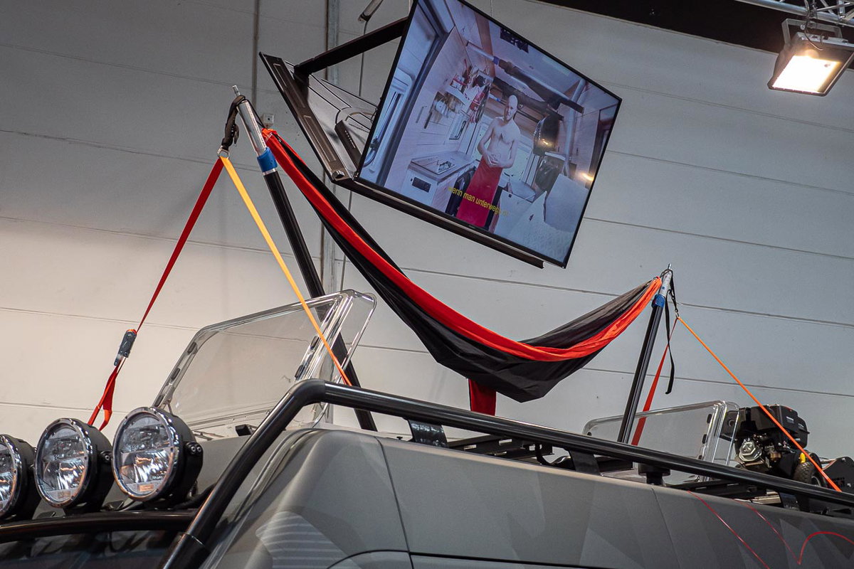 Installierte Hängematte auf dem Dach des Sunlight Cliff 4x4 Adventure Van. Foto vom Caravan Salon 2019