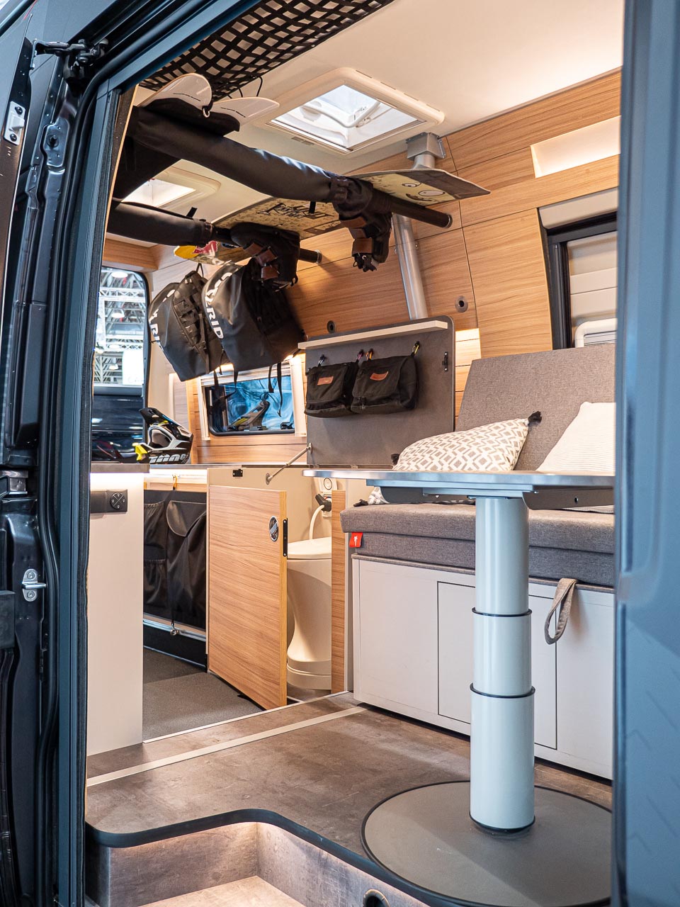 Blick von der Schiebetür durch das Innere zur offenen Hecktür des Sunlight Cliff 4x4 Adventure Van. Foto vom Caravan Salon 2019