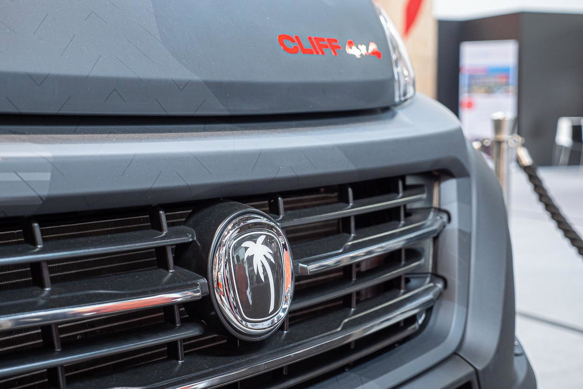 Blick auf den Kühlergrill des Sunlight Cliff 4x4 Adventure Van auf dem Caravan Salon 2019
