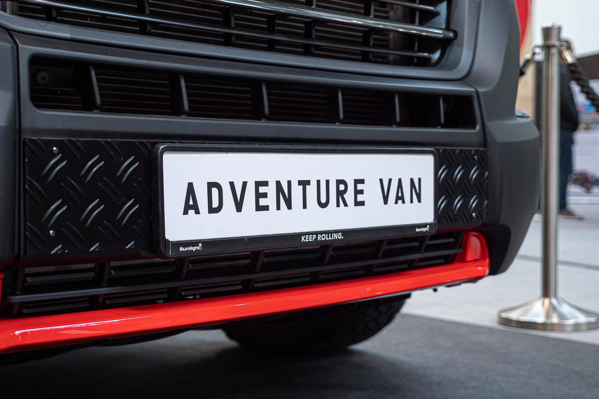 Blick auf das Nummernschild eines Sunlight Cliff 4x4 Adventure Van mit dem Schriftzug Adventure Van