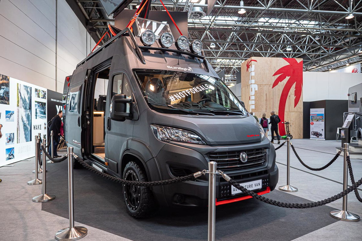 Blick auf den Sunlight Cliff 4x4 Adventure Van auf dem Caravan Salon 2019