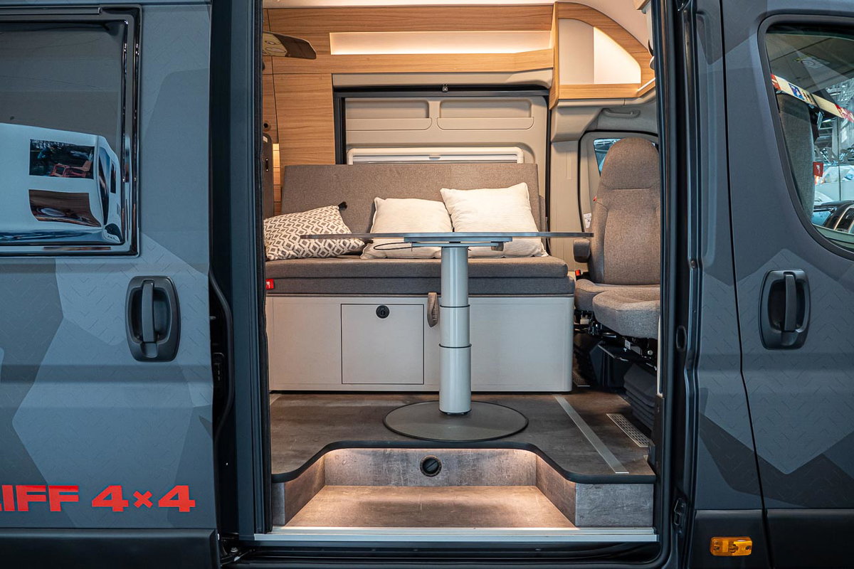 Blick von der Schiebetür in das Innere des Sunlight Cliff 4x4 Adventure Van. Foto vom Caravan Salon 2019