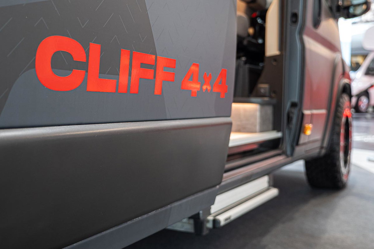 Nahaufnahme des Namenszug auf der Schiebetür des Sunlight Cliff 4x4 Adventure Van auf dem Caravan Salon 2019