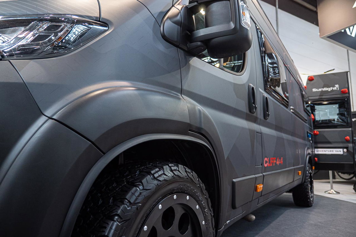 Nahaufnahme der linken Frontpartie des Sunlight Cliff 4x4 Adventure Van auf dem Caravan Salon 2019