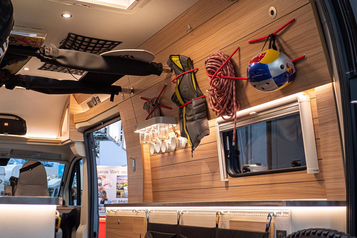 Stangen und Seile als Befestigungsmöglichkeiten für Sportequipment im Sunlight Cliff 4x4 Adventure Van. Foto vom Caravan Salon 2019