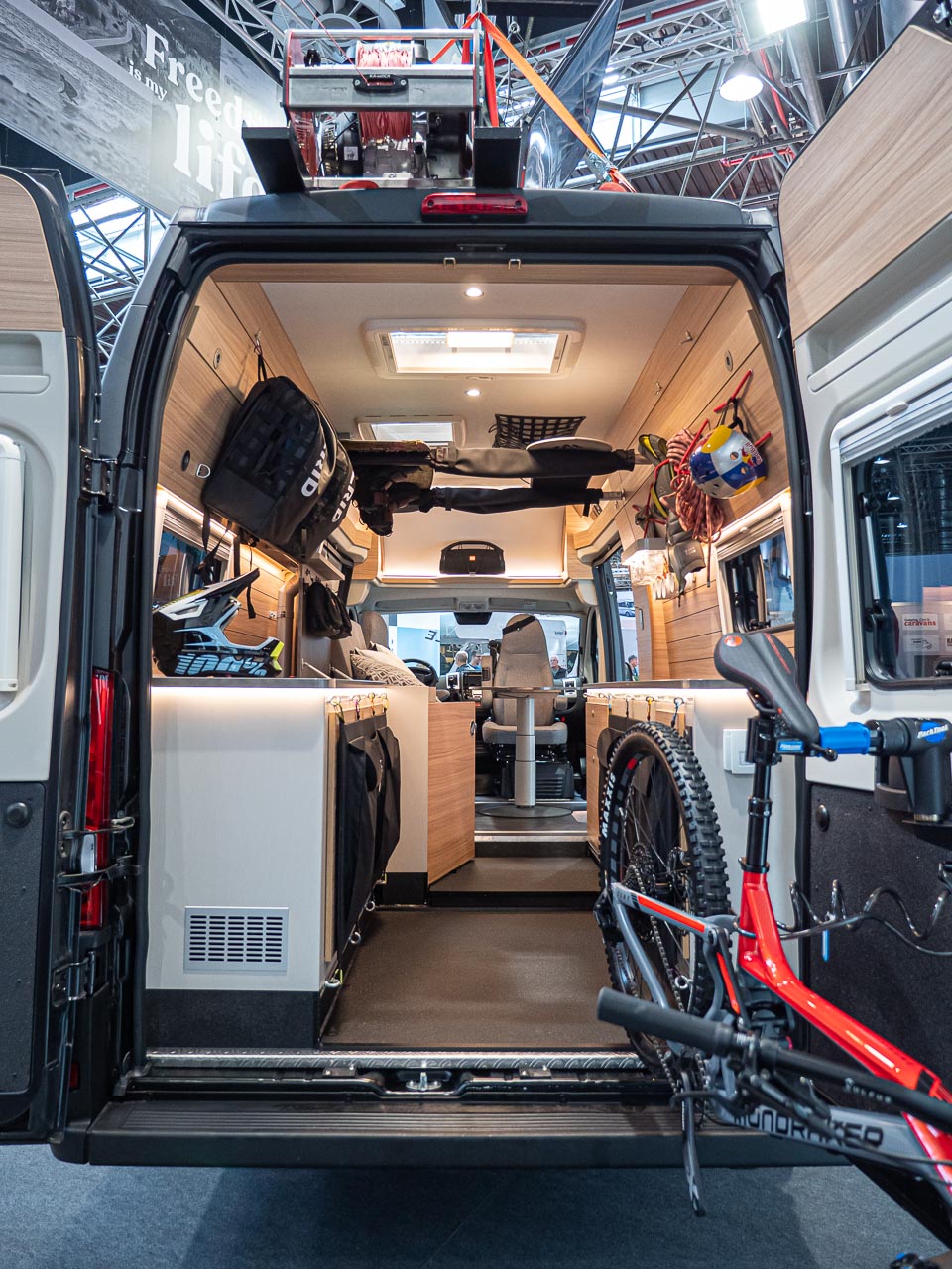 Blick durch die geöffneten Hecktüren in das Innere des Sunlight Cliff 4x4 Adventure Van. Foto vom Caravan Salon 2019