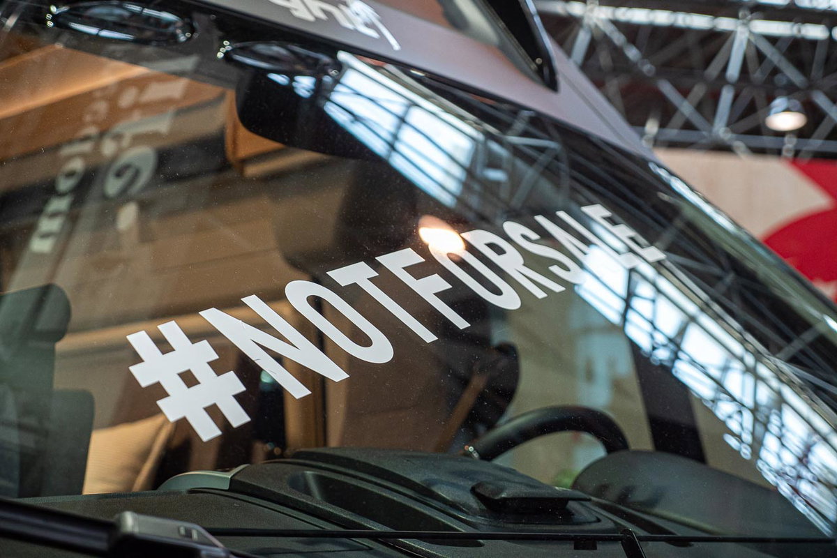Blick auf die Frontscheibe mit dem Schriftzug "#notforsale" beim Sunlight Cliff 4x4 Adventure Van auf dem Caravan Salon 2019