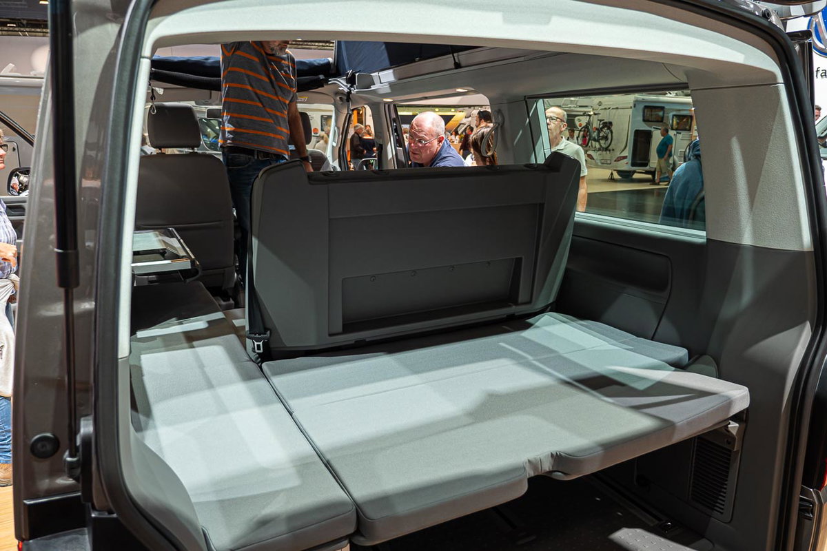 Die ausgeklappte zusätzliche Bettfläche im VW California 6.1 Beach Camper