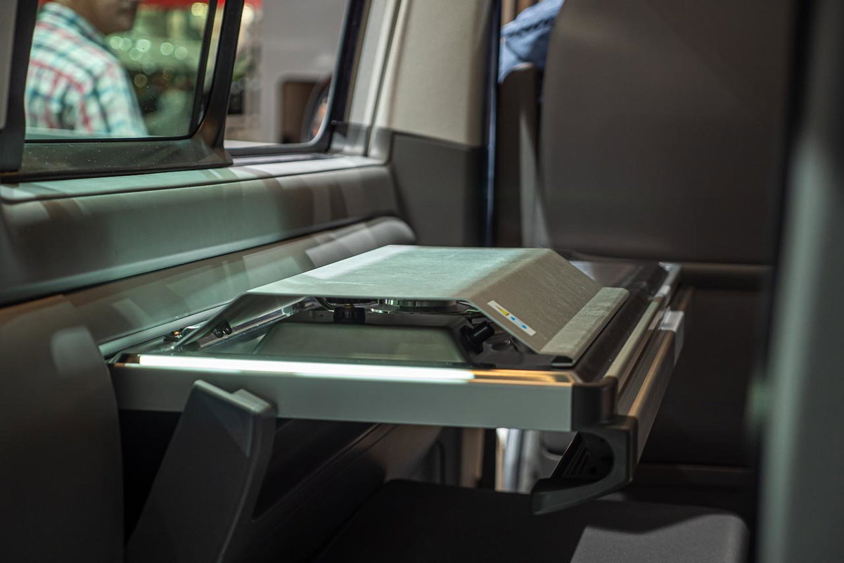 Die ausgeklappte Miniküche im VW California 6.1 Beach Camper