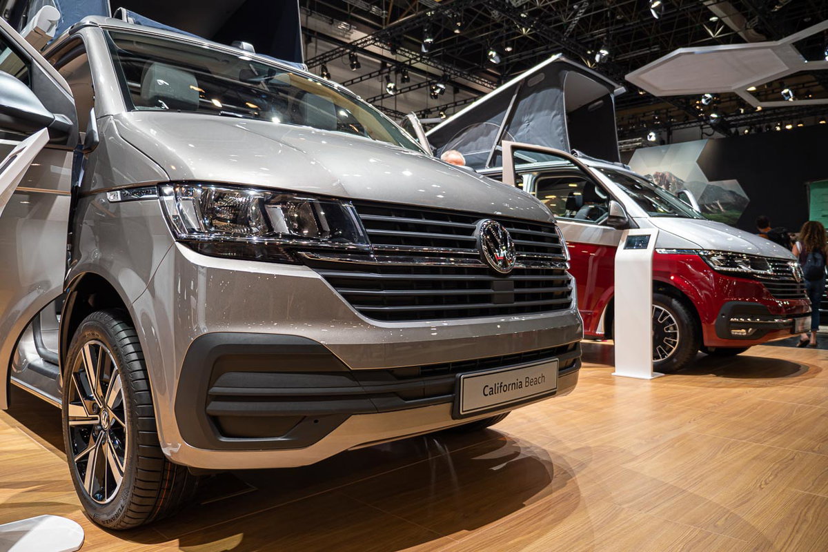 Blick von vorne seitlich auf die Front eines VW California 6.1 Beach auf dem Messestand des Caravan Salon 2019 in Düsseldorf