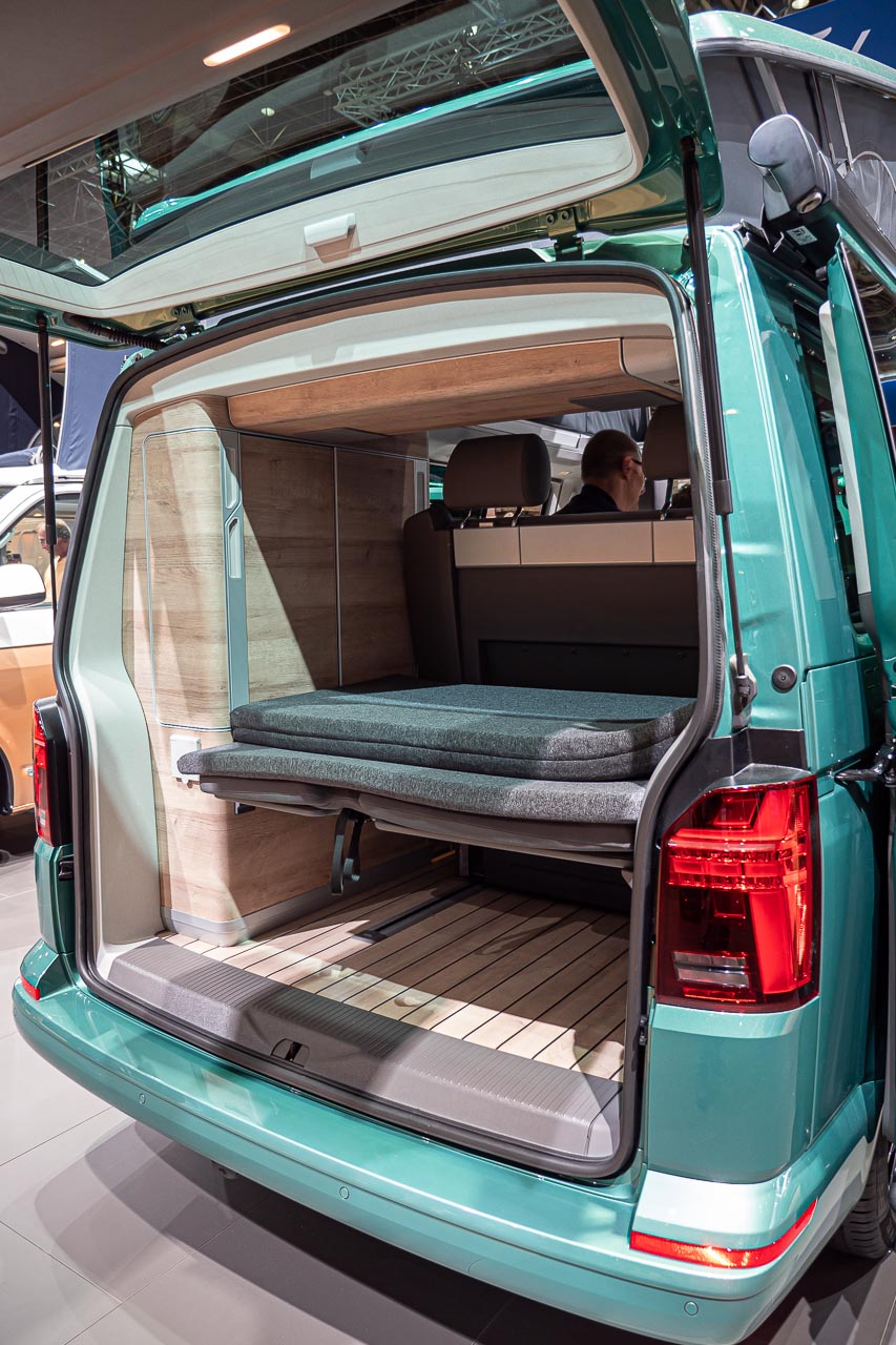 Blick von hinten auf die geöffnete Heckklappe eines VW California 6.1 Coast auf dem Messestand des Caravan Salon 2019 in Düsseldorf