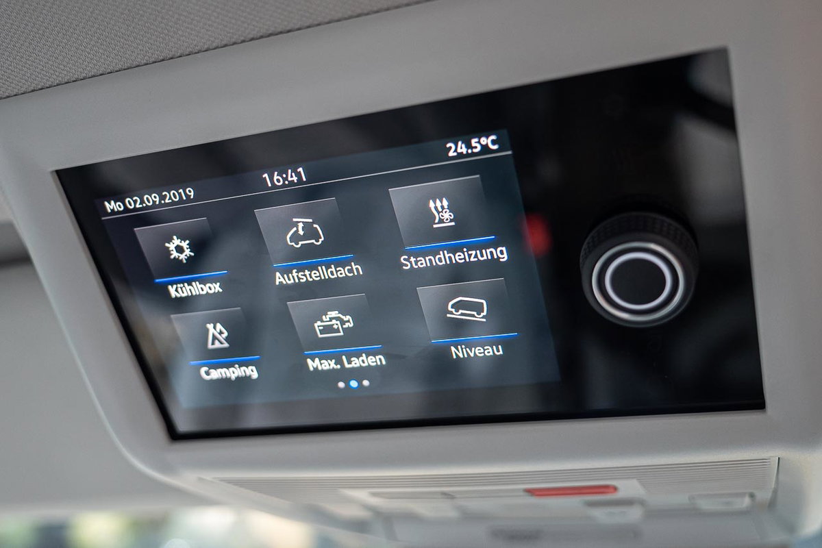 Blick auf das Display mit Camping-Fahrzeugdaten im vorderen Himmel eines VW California 6.1 auf dem Messestand des Caravan Salon 2019 in Düsseldorf