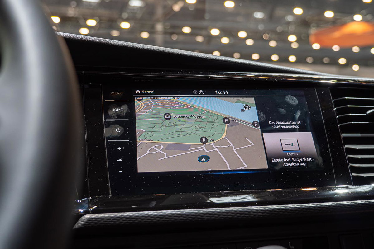 Blick auf das Display in der Mittelkonsole mit Navigation eines VW California 6.1 auf dem Messestand des Caravan Salon 2019 in Düsseldorf
