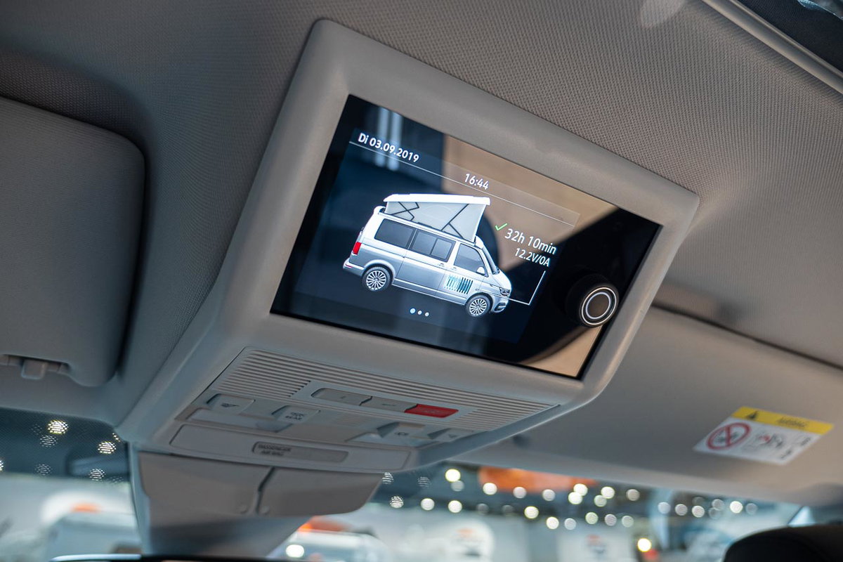 Blick auf das Display mit Fahrzeugdaten der Batterie im vorderen Himmel eines VW California 6.1 auf dem Messestand des Caravan Salon 2019 in Düsseldorf