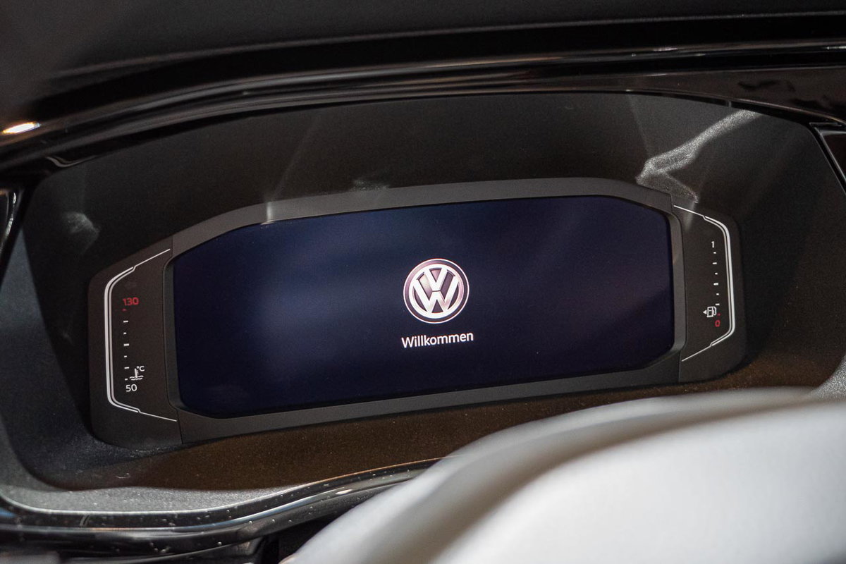 Blick auf das Display im Cockpit eines VW California 6.1 auf dem Messestand des Caravan Salon 2019 in Düsseldorf