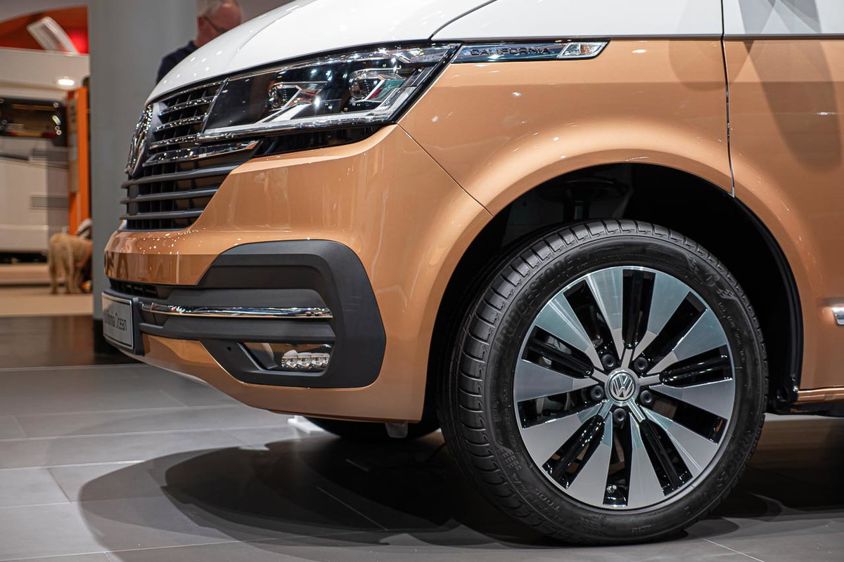 Blick von der Seite auf den linken Frontbereich inklusive Vorderrad vom VW California 6.1 Ocean auf dem Messestand des Caravan Salon 2019 in Düsseldorf