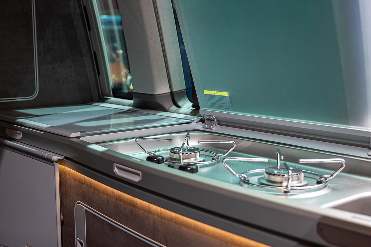 Die Miniküche im VW California 6.1 auf dem Messestand des Caravan Salon 2019 in Düsseldorf