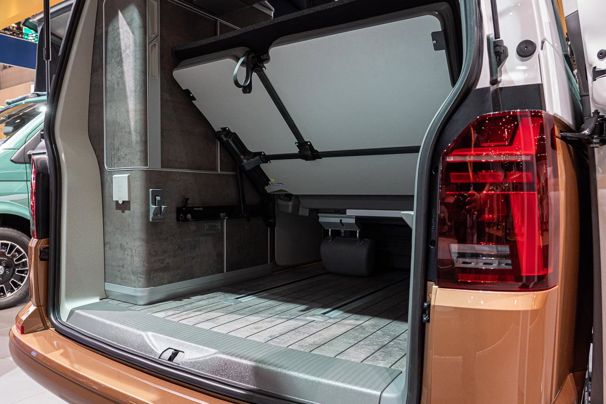 Blick von hinten auf die geöffnete Heckklappe eines VW California 6.1 Ocean auf dem Messestand des Caravan Salon 2019 in Düsseldorf